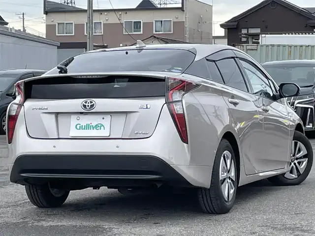 トヨタ プリウス A 道央・札幌 2016(平28)年 4.7万km スティールブロンドM ４WD/寒冷地仕様/純正ディーラーOPナビ/CD/DVD/BT/フルセグ/トヨタセーフティセンス/プリクラッシュセーフティ/横滑り防止装置/レーダークルーズコントロール/レーンキープアシスト/パーキングアシスト/クリアランスソナー/ブラインドスポットモニター/バックカメラ/ビルトインETC/ドライブレコーダー/自動防眩ミラー/EVMODE/DRIVEMODE切替/ワイパーデアイサー/ヘッドアップディスプレイ/革巻きステアリング/ステアリングリモコン/プッシュスタート/スマートキー/LEDヘッドライト/オートライト/オートハイビーム/フォグランプ/電動格納ミラー/ヒーテッドドアミラー/ウィンカーミラー/純正フロアマット/ドアバイザー/社外AW付冬タイヤ積込/195/65/R15/2022年/山6mm