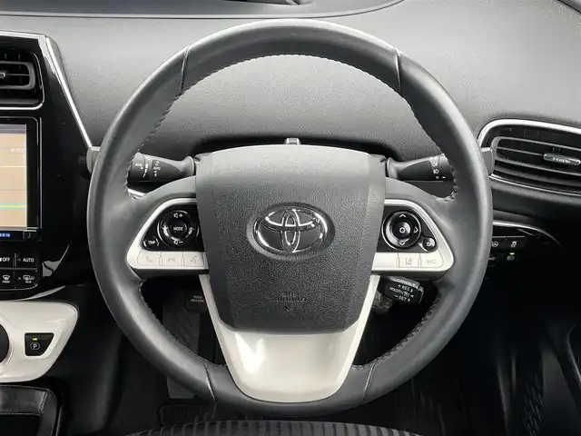 トヨタ プリウス A 道央・札幌 2016(平28)年 4.7万km スティールブロンドM ４WD/寒冷地仕様/純正ディーラーOPナビ/CD/DVD/BT/フルセグ/トヨタセーフティセンス/プリクラッシュセーフティ/横滑り防止装置/レーダークルーズコントロール/レーンキープアシスト/パーキングアシスト/クリアランスソナー/ブラインドスポットモニター/バックカメラ/ビルトインETC/ドライブレコーダー/自動防眩ミラー/EVMODE/DRIVEMODE切替/ワイパーデアイサー/ヘッドアップディスプレイ/革巻きステアリング/ステアリングリモコン/プッシュスタート/スマートキー/LEDヘッドライト/オートライト/オートハイビーム/フォグランプ/電動格納ミラー/ヒーテッドドアミラー/ウィンカーミラー/純正フロアマット/ドアバイザー/社外AW付冬タイヤ積込/195/65/R15/2022年/山6mm