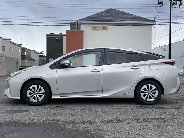 トヨタ プリウス A 道央・札幌 2016(平28)年 4.7万km スティールブロンドM ４WD/寒冷地仕様/純正ディーラーOPナビ/CD/DVD/BT/フルセグ/トヨタセーフティセンス/プリクラッシュセーフティ/横滑り防止装置/レーダークルーズコントロール/レーンキープアシスト/パーキングアシスト/クリアランスソナー/ブラインドスポットモニター/バックカメラ/ビルトインETC/ドライブレコーダー/自動防眩ミラー/EVMODE/DRIVEMODE切替/ワイパーデアイサー/ヘッドアップディスプレイ/革巻きステアリング/ステアリングリモコン/プッシュスタート/スマートキー/LEDヘッドライト/オートライト/オートハイビーム/フォグランプ/電動格納ミラー/ヒーテッドドアミラー/ウィンカーミラー/純正フロアマット/ドアバイザー/社外AW付冬タイヤ積込/195/65/R15/2022年/山6mm