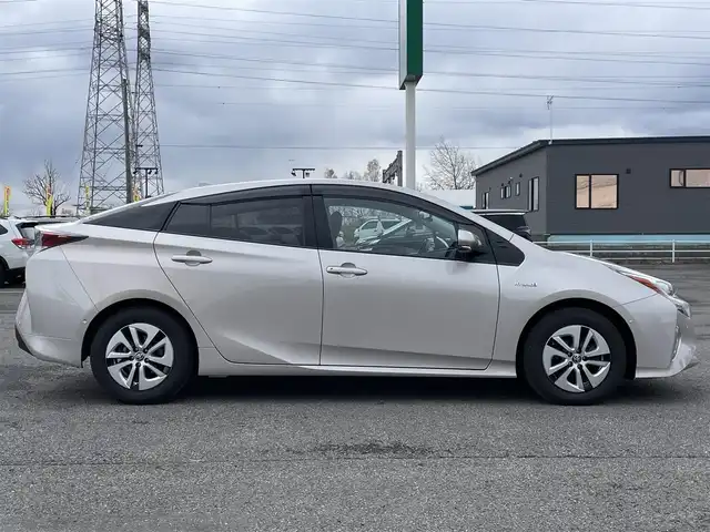 トヨタ プリウス A 道央・札幌 2016(平28)年 4.7万km スティールブロンドM ４WD/寒冷地仕様/純正ディーラーOPナビ/CD/DVD/BT/フルセグ/トヨタセーフティセンス/プリクラッシュセーフティ/横滑り防止装置/レーダークルーズコントロール/レーンキープアシスト/パーキングアシスト/クリアランスソナー/ブラインドスポットモニター/バックカメラ/ビルトインETC/ドライブレコーダー/自動防眩ミラー/EVMODE/DRIVEMODE切替/ワイパーデアイサー/ヘッドアップディスプレイ/革巻きステアリング/ステアリングリモコン/プッシュスタート/スマートキー/LEDヘッドライト/オートライト/オートハイビーム/フォグランプ/電動格納ミラー/ヒーテッドドアミラー/ウィンカーミラー/純正フロアマット/ドアバイザー/社外AW付冬タイヤ積込/195/65/R15/2022年/山6mm