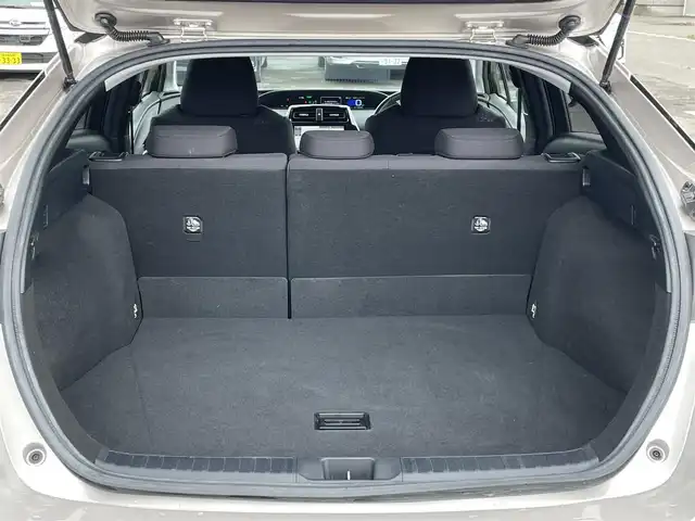 トヨタ プリウス A 道央・札幌 2016(平28)年 4.7万km スティールブロンドM ４WD/寒冷地仕様/純正ディーラーOPナビ/CD/DVD/BT/フルセグ/トヨタセーフティセンス/プリクラッシュセーフティ/横滑り防止装置/レーダークルーズコントロール/レーンキープアシスト/パーキングアシスト/クリアランスソナー/ブラインドスポットモニター/バックカメラ/ビルトインETC/ドライブレコーダー/自動防眩ミラー/EVMODE/DRIVEMODE切替/ワイパーデアイサー/ヘッドアップディスプレイ/革巻きステアリング/ステアリングリモコン/プッシュスタート/スマートキー/LEDヘッドライト/オートライト/オートハイビーム/フォグランプ/電動格納ミラー/ヒーテッドドアミラー/ウィンカーミラー/純正フロアマット/ドアバイザー/社外AW付冬タイヤ積込/195/65/R15/2022年/山6mm