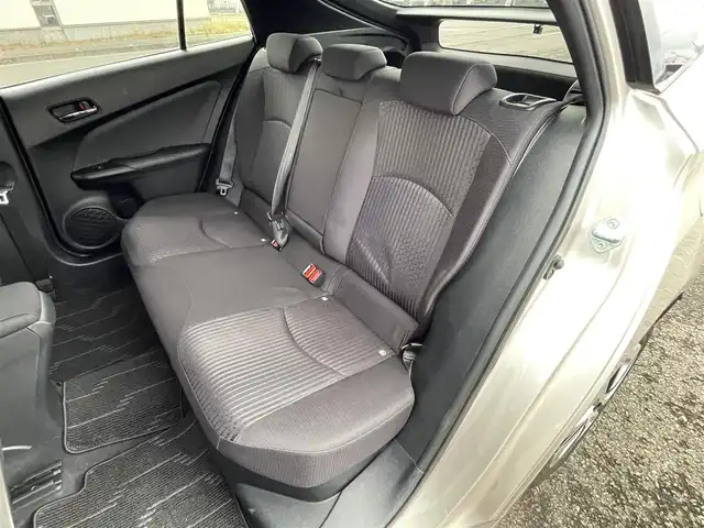 トヨタ プリウス A 道央・札幌 2016(平28)年 4.7万km スティールブロンドM ４WD/寒冷地仕様/純正ディーラーOPナビ/CD/DVD/BT/フルセグ/トヨタセーフティセンス/プリクラッシュセーフティ/横滑り防止装置/レーダークルーズコントロール/レーンキープアシスト/パーキングアシスト/クリアランスソナー/ブラインドスポットモニター/バックカメラ/ビルトインETC/ドライブレコーダー/自動防眩ミラー/EVMODE/DRIVEMODE切替/ワイパーデアイサー/ヘッドアップディスプレイ/革巻きステアリング/ステアリングリモコン/プッシュスタート/スマートキー/LEDヘッドライト/オートライト/オートハイビーム/フォグランプ/電動格納ミラー/ヒーテッドドアミラー/ウィンカーミラー/純正フロアマット/ドアバイザー/社外AW付冬タイヤ積込/195/65/R15/2022年/山6mm