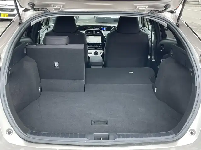 トヨタ プリウス A 道央・札幌 2016(平28)年 4.7万km スティールブロンドM ４WD/寒冷地仕様/純正ディーラーOPナビ/CD/DVD/BT/フルセグ/トヨタセーフティセンス/プリクラッシュセーフティ/横滑り防止装置/レーダークルーズコントロール/レーンキープアシスト/パーキングアシスト/クリアランスソナー/ブラインドスポットモニター/バックカメラ/ビルトインETC/ドライブレコーダー/自動防眩ミラー/EVMODE/DRIVEMODE切替/ワイパーデアイサー/ヘッドアップディスプレイ/革巻きステアリング/ステアリングリモコン/プッシュスタート/スマートキー/LEDヘッドライト/オートライト/オートハイビーム/フォグランプ/電動格納ミラー/ヒーテッドドアミラー/ウィンカーミラー/純正フロアマット/ドアバイザー/社外AW付冬タイヤ積込/195/65/R15/2022年/山6mm