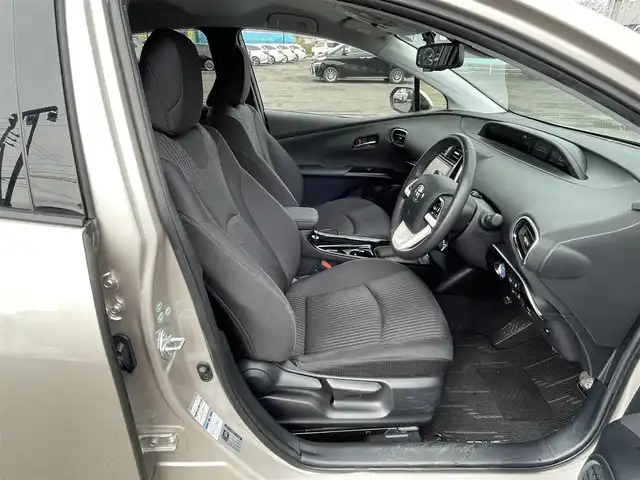 トヨタ プリウス A 道央・札幌 2016(平28)年 4.7万km スティールブロンドM ４WD/寒冷地仕様/純正ディーラーOPナビ/CD/DVD/BT/フルセグ/トヨタセーフティセンス/プリクラッシュセーフティ/横滑り防止装置/レーダークルーズコントロール/レーンキープアシスト/パーキングアシスト/クリアランスソナー/ブラインドスポットモニター/バックカメラ/ビルトインETC/ドライブレコーダー/自動防眩ミラー/EVMODE/DRIVEMODE切替/ワイパーデアイサー/ヘッドアップディスプレイ/革巻きステアリング/ステアリングリモコン/プッシュスタート/スマートキー/LEDヘッドライト/オートライト/オートハイビーム/フォグランプ/電動格納ミラー/ヒーテッドドアミラー/ウィンカーミラー/純正フロアマット/ドアバイザー/社外AW付冬タイヤ積込/195/65/R15/2022年/山6mm