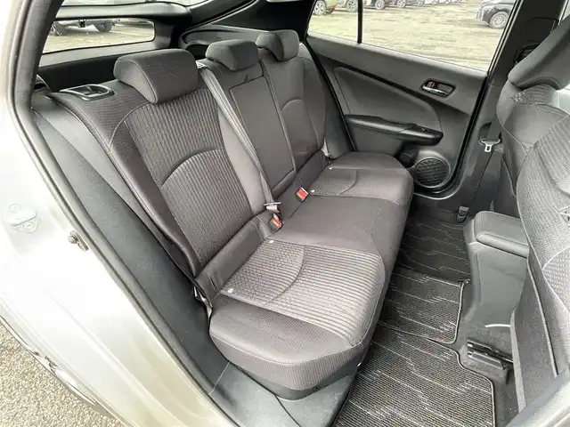 トヨタ プリウス A 道央・札幌 2016(平28)年 4.7万km スティールブロンドM ４WD/寒冷地仕様/純正ディーラーOPナビ/CD/DVD/BT/フルセグ/トヨタセーフティセンス/プリクラッシュセーフティ/横滑り防止装置/レーダークルーズコントロール/レーンキープアシスト/パーキングアシスト/クリアランスソナー/ブラインドスポットモニター/バックカメラ/ビルトインETC/ドライブレコーダー/自動防眩ミラー/EVMODE/DRIVEMODE切替/ワイパーデアイサー/ヘッドアップディスプレイ/革巻きステアリング/ステアリングリモコン/プッシュスタート/スマートキー/LEDヘッドライト/オートライト/オートハイビーム/フォグランプ/電動格納ミラー/ヒーテッドドアミラー/ウィンカーミラー/純正フロアマット/ドアバイザー/社外AW付冬タイヤ積込/195/65/R15/2022年/山6mm