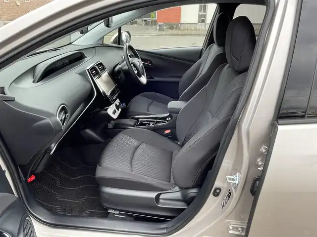 トヨタ プリウス A 道央・札幌 2016(平28)年 4.7万km スティールブロンドM ４WD/寒冷地仕様/純正ディーラーOPナビ/CD/DVD/BT/フルセグ/トヨタセーフティセンス/プリクラッシュセーフティ/横滑り防止装置/レーダークルーズコントロール/レーンキープアシスト/パーキングアシスト/クリアランスソナー/ブラインドスポットモニター/バックカメラ/ビルトインETC/ドライブレコーダー/自動防眩ミラー/EVMODE/DRIVEMODE切替/ワイパーデアイサー/ヘッドアップディスプレイ/革巻きステアリング/ステアリングリモコン/プッシュスタート/スマートキー/LEDヘッドライト/オートライト/オートハイビーム/フォグランプ/電動格納ミラー/ヒーテッドドアミラー/ウィンカーミラー/純正フロアマット/ドアバイザー/社外AW付冬タイヤ積込/195/65/R15/2022年/山6mm