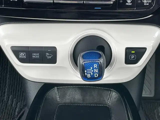 トヨタ プリウス A 道央・札幌 2016(平28)年 4.7万km スティールブロンドM ４WD/寒冷地仕様/純正ディーラーOPナビ/CD/DVD/BT/フルセグ/トヨタセーフティセンス/プリクラッシュセーフティ/横滑り防止装置/レーダークルーズコントロール/レーンキープアシスト/パーキングアシスト/クリアランスソナー/ブラインドスポットモニター/バックカメラ/ビルトインETC/ドライブレコーダー/自動防眩ミラー/EVMODE/DRIVEMODE切替/ワイパーデアイサー/ヘッドアップディスプレイ/革巻きステアリング/ステアリングリモコン/プッシュスタート/スマートキー/LEDヘッドライト/オートライト/オートハイビーム/フォグランプ/電動格納ミラー/ヒーテッドドアミラー/ウィンカーミラー/純正フロアマット/ドアバイザー/社外AW付冬タイヤ積込/195/65/R15/2022年/山6mm