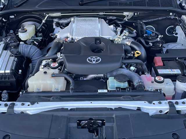 トヨタ ハイラックス Z GRスポーツ 岩手県 2024(令6)年 1.1万km プラチナホワイトパールマイカ ワンオーナー　寒冷地仕様　８型ナビ　全周囲Ｃ　ＧＲスポーツシート　パワーシート　ＥＴＣ２．０　パドルシフト　レーダークルーズ　ＧＲスポーツステアリング　コーナーセンサー　ＧＲ１８ＡＷ　トノカバー