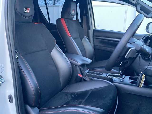 トヨタ ハイラックス Z GRスポーツ 岩手県 2024(令6)年 1.1万km プラチナホワイトパールマイカ ワンオーナー　寒冷地仕様　８型ナビ　全周囲Ｃ　ＧＲスポーツシート　パワーシート　ＥＴＣ２．０　パドルシフト　レーダークルーズ　ＧＲスポーツステアリング　コーナーセンサー　ＧＲ１８ＡＷ　トノカバー