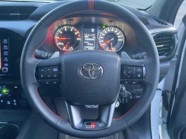 トヨタ ハイラックス Z GRスポーツ 岩手県 2024(令6)年 1.1万km プラチナホワイトパールマイカ ワンオーナー　寒冷地仕様　８型ナビ　全周囲Ｃ　ＧＲスポーツシート　パワーシート　ＥＴＣ２．０　パドルシフト　レーダークルーズ　ＧＲスポーツステアリング　コーナーセンサー　ＧＲ１８ＡＷ　トノカバー