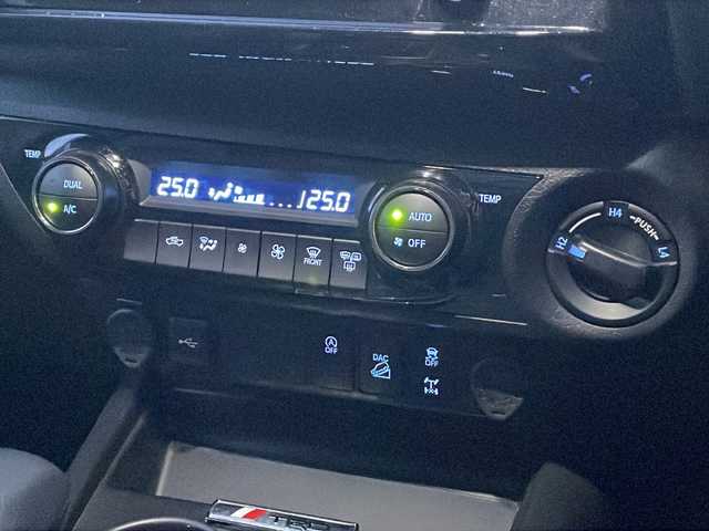 トヨタ ハイラックス Z GRスポーツ 岩手県 2024(令6)年 1.1万km プラチナホワイトパールマイカ ワンオーナー　寒冷地仕様　８型ナビ　全周囲Ｃ　ＧＲスポーツシート　パワーシート　ＥＴＣ２．０　パドルシフト　レーダークルーズ　ＧＲスポーツステアリング　コーナーセンサー　ＧＲ１８ＡＷ　トノカバー