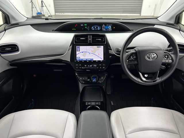 トヨタ プリウス A ツーリングセレクション 三重県 2019(令1)年 4.9万km スティールブロンドM /禁煙車//純正9インチナビ/・フルセグ・Bluetooth・SD・CD・DVD//バックカメラ//トヨタセーフティセンス//レーダークルーズコントロール//プリクラッシュセーフティ//オートマチックハイビーム//レーントレーシングアシスト//運転席パワーシート//前席シートヒーター//ブラインドスポットモニター//ヘッドアップディスプレイ//パーキングアシスト//前後ドライブレコーダー//革巻きステアリング//LEDヘッドライト//オートライト//ビルトインETC2.0//オートワイパー//スマートキー//プッシュスタート//ステアリングスイッチ