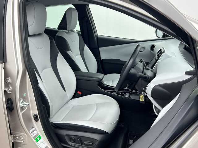 トヨタ プリウス A ツーリングセレクション 三重県 2019(令1)年 4.9万km スティールブロンドM /禁煙車//純正9インチナビ/・フルセグ・Bluetooth・SD・CD・DVD//バックカメラ//トヨタセーフティセンス//レーダークルーズコントロール//プリクラッシュセーフティ//オートマチックハイビーム//レーントレーシングアシスト//運転席パワーシート//前席シートヒーター//ブラインドスポットモニター//ヘッドアップディスプレイ//パーキングアシスト//前後ドライブレコーダー//革巻きステアリング//LEDヘッドライト//オートライト//ビルトインETC2.0//オートワイパー//スマートキー//プッシュスタート//ステアリングスイッチ