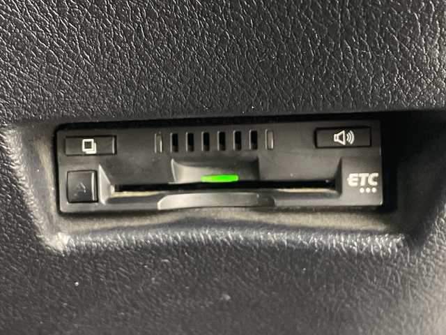 トヨタ シエンタ G クエロ 埼玉県 2018(平30)年 4.2万km ホワイトパールクリスタルシャイン 純正後席モニター/純正ナビ/　(Bluetooth/CD/DVD/FM/AM)/フルセグテレビ/バックカメラ/ビルトインETC/前方ドライブレコーダー/運転席・助手席シートヒーター/両側パワースライドドア/ハーフレザーシート/衝突被害軽減ブレーキ/車線逸脱警報/クリアランスソナー/オートハイビーム/オートLEDライト/純正フロアマット/純正15インチアルミホイール