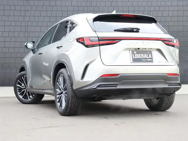 レクサス ＮＸ 350h バージョンL 宮城県 2023(令5)年 3.4万km ソニックチタニウム パノラマスライディングルーフ/ヘッドアップディスプレイ/純正ディーラーナビ/アラウンドビューモニター/フルセグTV/ブラインドスポットモニター/デジタルインナーミラー/パドルシフト/クライアンスソナー/レザーシート/全席シートヒーター/前席パワーシート/純正アルミタイヤ20インチ/パーキングアシスト/追従型クルーズコントロール/電動リアゲート/コーナーセンサー/レーンアシスト/横滑り防止装置/衝突被害軽減システム/オートマチックハイビーム/プッシュスタート