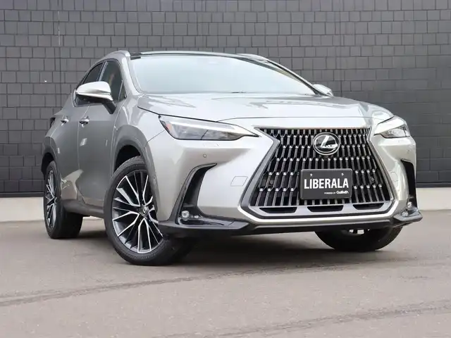 レクサス ＮＸ 350h バージョンL 宮城県 2023(令5)年 3.4万km ソニックチタニウム パノラマスライディングルーフ/ヘッドアップディスプレイ/純正ディーラーナビ/アラウンドビューモニター/フルセグTV/ブラインドスポットモニター/デジタルインナーミラー/パドルシフト/クライアンスソナー/レザーシート/全席シートヒーター/前席パワーシート/純正アルミタイヤ20インチ/パーキングアシスト/追従型クルーズコントロール/電動リアゲート/コーナーセンサー/レーンアシスト/横滑り防止装置/衝突被害軽減システム/オートマチックハイビーム/プッシュスタート
