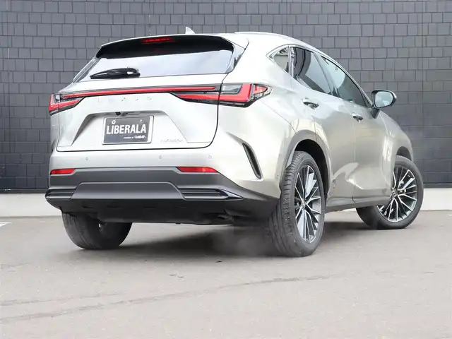 レクサス ＮＸ 350h バージョンL 宮城県 2023(令5)年 3.4万km ソニックチタニウム パノラマスライディングルーフ/ヘッドアップディスプレイ/純正ディーラーナビ/アラウンドビューモニター/フルセグTV/ブラインドスポットモニター/デジタルインナーミラー/パドルシフト/クライアンスソナー/レザーシート/全席シートヒーター/前席パワーシート/純正アルミタイヤ20インチ/パーキングアシスト/追従型クルーズコントロール/電動リアゲート/コーナーセンサー/レーンアシスト/横滑り防止装置/衝突被害軽減システム/オートマチックハイビーム/プッシュスタート