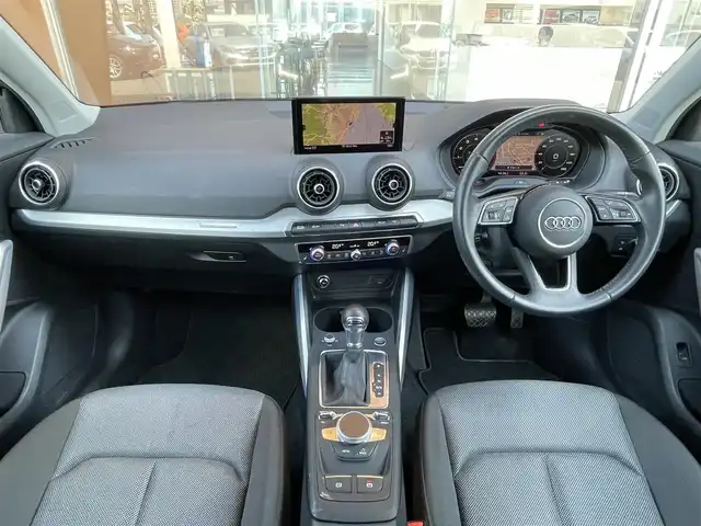 アウディ Ｑ２ 30TFSIスポーツ 鹿児島県 2020(令2)年 2.4万km クワンタムグレー 特別カラー/限定車/バーチャルコックピット/アシスタンスパッケージ/純正MMIナビ/８スピーカー/オフロードスタイル18インチ純正AW/電動リアゲート/ACC/LKA/AppleCarplay/LEDヘッドライト/オートハイビーム/保証書/スペアキー/取扱説明書/フルセグＴＶ