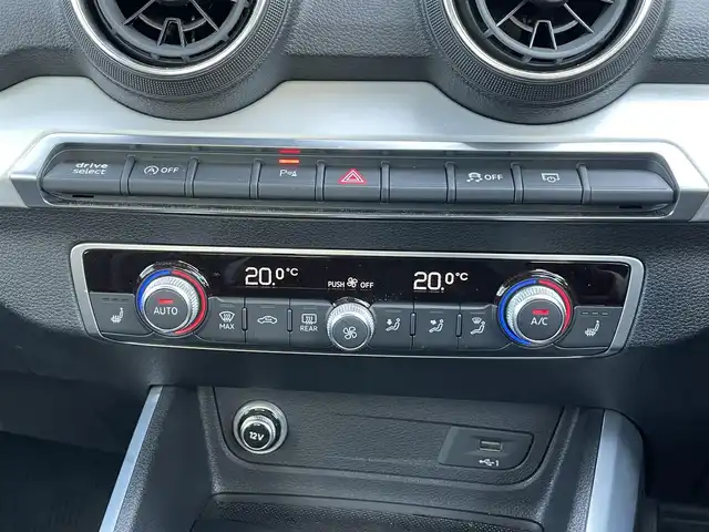 アウディ Ｑ２ 30TFSIスポーツ 鹿児島県 2020(令2)年 2.4万km クワンタムグレー 特別カラー/限定車/バーチャルコックピット/アシスタンスパッケージ/純正MMIナビ/８スピーカー/オフロードスタイル18インチ純正AW/電動リアゲート/ACC/LKA/AppleCarplay/LEDヘッドライト/オートハイビーム/保証書/スペアキー/取扱説明書/フルセグＴＶ