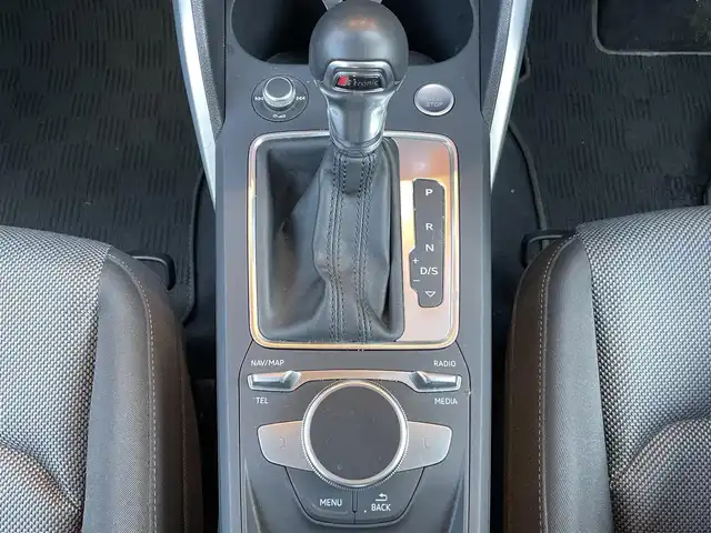 アウディ Ｑ２ 30TFSIスポーツ 鹿児島県 2020(令2)年 2.4万km クワンタムグレー 特別カラー/限定車/バーチャルコックピット/アシスタンスパッケージ/純正MMIナビ/８スピーカー/オフロードスタイル18インチ純正AW/電動リアゲート/ACC/LKA/AppleCarplay/LEDヘッドライト/オートハイビーム/保証書/スペアキー/取扱説明書/フルセグＴＶ