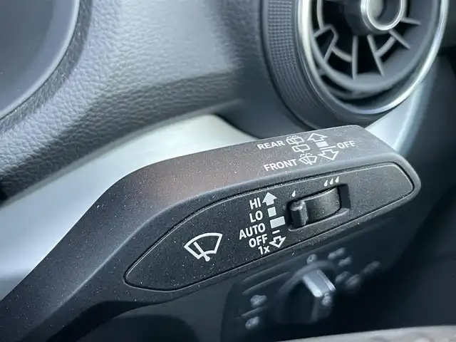 アウディ Ｑ２ 30TFSIスポーツ 鹿児島県 2020(令2)年 2.4万km クワンタムグレー 特別カラー/限定車/バーチャルコックピット/アシスタンスパッケージ/純正MMIナビ/８スピーカー/オフロードスタイル18インチ純正AW/電動リアゲート/ACC/LKA/AppleCarplay/LEDヘッドライト/オートハイビーム/保証書/スペアキー/取扱説明書/フルセグＴＶ
