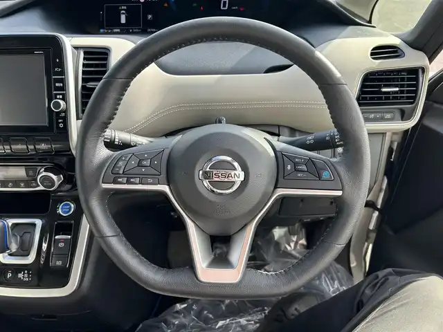 日産 セレナ e－パワー ハイウェイスター V 和歌山県 2018(平30)年 2.9万km ブリリアントホワイトパール 純正ナビ/（BT/CD/DVD/AM/FM）/全方位カメラ/プロパイロット/衝突被害軽減ブレーキ/レーンキープアシスト/前後コーナーセンサー/横滑り防止/フリップダウンモニター/両側パワースライド/ハンズフリーオートスライド（助手席側）/前後ドライブレコーダー/ビルトインETC/前席シートヒーター/ステアリングヒーター/ステアリングリモコン/LEDヘッドライト/フォグランプ/プッシュスタート