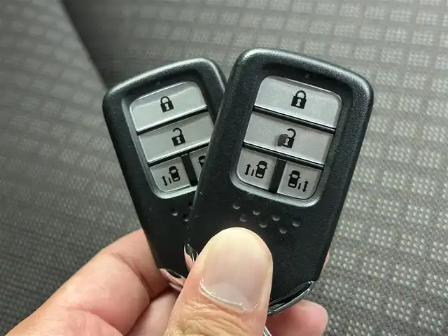 ホンダ フリード G ホンダセンシング 千葉県 2020(令2)年 3.3万km クリスタルブラックパール ホンダセンシング/・衝突軽減ブレーキ/・先行車発進お知らせ/・レーンキープアシスト/・標識認識機能/純正7インチメモリーナビ/CD DVD SD BT フルセグ/バックカメラ/両側パワースライドドア/LEDオートライト/前席シートヒーター/ドアバイザー/純正フロアマット/ウィンカーミラー/スマートキー×2/プッシュスタート/ビルトインETC
