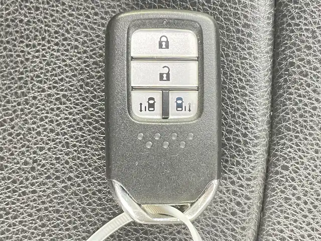 ホンダ オデッセイ アブソルート・Xホンダセンジング 千葉県 2016(平28)年 5.6万km クリスタルブラックパール 純正7インチメモリーナビ/・ワンセグTV/・Bluetoothオーディオ接続/・CD/DVD再生機能/純正フリップダウンモニター/バックカメラ/両側パワースライドドア/スマートキー/LEDヘッドライト/前後コーナーセンサー/運転席パワーシート/純正17インチAW