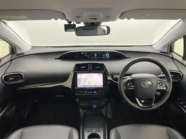 トヨタ プリウス S ツーリングセレクション 岡山県 2019(令1)年 4.3万km ホワイトパールクリスタルシャイン アルパインビックX９型メモリナビ（X9Z）/　(フルセグTV/BT/CD/Carplay/HDMI)/黒合皮シート/前席シートヒーター/バックカメラ/前後コーナーセンサー/ACC/社外ドライブレコーダー（前）/純正17インチAW/横滑り防止/トヨタセーフティセンス/　・衝突軽減ブレーキ/　・レーンキープアシスト/　・オートライト/　・オートハイビーム/　・踏み間違い防止/LEDヘッドライト/ISOFIX/ステアスイッチ/チルトステアリング/シートリフター/ウインカーミラー/ドアバイザー/フロアマット/スマートキー