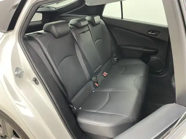 トヨタ プリウス S ツーリングセレクション 岡山県 2019(令1)年 4.3万km ホワイトパールクリスタルシャイン アルパインビックX９型メモリナビ（X9Z）/　(フルセグTV/BT/CD/Carplay/HDMI)/黒合皮シート/前席シートヒーター/バックカメラ/前後コーナーセンサー/ACC/社外ドライブレコーダー（前）/純正17インチAW/横滑り防止/トヨタセーフティセンス/　・衝突軽減ブレーキ/　・レーンキープアシスト/　・オートライト/　・オートハイビーム/　・踏み間違い防止/LEDヘッドライト/ISOFIX/ステアスイッチ/チルトステアリング/シートリフター/ウインカーミラー/ドアバイザー/フロアマット/スマートキー