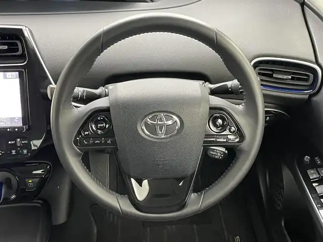 トヨタ プリウス S ツーリングセレクション 岡山県 2019(令1)年 4.3万km ホワイトパールクリスタルシャイン アルパインビックX９型メモリナビ（X9Z）/　(フルセグTV/BT/CD/Carplay/HDMI)/黒合皮シート/前席シートヒーター/バックカメラ/前後コーナーセンサー/ACC/社外ドライブレコーダー（前）/純正17インチAW/横滑り防止/トヨタセーフティセンス/　・衝突軽減ブレーキ/　・レーンキープアシスト/　・オートライト/　・オートハイビーム/　・踏み間違い防止/LEDヘッドライト/ISOFIX/ステアスイッチ/チルトステアリング/シートリフター/ウインカーミラー/ドアバイザー/フロアマット/スマートキー