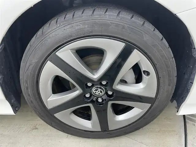 トヨタ プリウス S ツーリングセレクション 岡山県 2019(令1)年 4.3万km ホワイトパールクリスタルシャイン アルパインビックX９型メモリナビ（X9Z）/　(フルセグTV/BT/CD/Carplay/HDMI)/黒合皮シート/前席シートヒーター/バックカメラ/前後コーナーセンサー/ACC/社外ドライブレコーダー（前）/純正17インチAW/横滑り防止/トヨタセーフティセンス/　・衝突軽減ブレーキ/　・レーンキープアシスト/　・オートライト/　・オートハイビーム/　・踏み間違い防止/LEDヘッドライト/ISOFIX/ステアスイッチ/チルトステアリング/シートリフター/ウインカーミラー/ドアバイザー/フロアマット/スマートキー