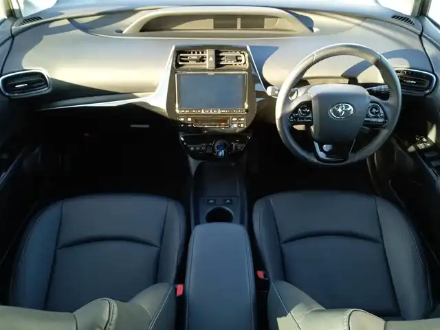 トヨタ プリウス S ツーリングセレクション 福井県 2019(令1)年 4.3万km ホワイトパールクリスタルシャイン アルパインビックX９型メモリナビ（X9Z）/　(フルセグTV/BT/CD/Carplay/HDMI)/黒合皮シート/前席シートヒーター/バックカメラ/前後コーナーセンサー/ACC/社外ドライブレコーダー（前）/純正17インチAW/横滑り防止/トヨタセーフティセンス/　・衝突軽減ブレーキ/　・レーンキープアシスト/　・オートライト/　・オートハイビーム/　・踏み間違い防止/LEDヘッドライト/ISOFIX/ステアスイッチ/チルトステアリング/シートリフター/ウインカーミラー/ドアバイザー/フロアマット/スマートキー
