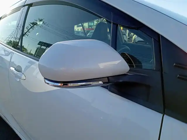 トヨタ プリウス S ツーリングセレクション 福井県 2019(令1)年 4.3万km ホワイトパールクリスタルシャイン アルパインビックX９型メモリナビ（X9Z）/　(フルセグTV/BT/CD/Carplay/HDMI)/黒合皮シート/前席シートヒーター/バックカメラ/前後コーナーセンサー/ACC/社外ドライブレコーダー（前）/純正17インチAW/横滑り防止/トヨタセーフティセンス/　・衝突軽減ブレーキ/　・レーンキープアシスト/　・オートライト/　・オートハイビーム/　・踏み間違い防止/LEDヘッドライト/ISOFIX/ステアスイッチ/チルトステアリング/シートリフター/ウインカーミラー/ドアバイザー/フロアマット/スマートキー