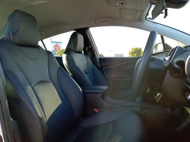 トヨタ プリウス S ツーリングセレクション 福井県 2019(令1)年 4.3万km ホワイトパールクリスタルシャイン アルパインビックX９型メモリナビ（X9Z）/　(フルセグTV/BT/CD/Carplay/HDMI)/黒合皮シート/前席シートヒーター/バックカメラ/前後コーナーセンサー/ACC/社外ドライブレコーダー（前）/純正17インチAW/横滑り防止/トヨタセーフティセンス/　・衝突軽減ブレーキ/　・レーンキープアシスト/　・オートライト/　・オートハイビーム/　・踏み間違い防止/LEDヘッドライト/ISOFIX/ステアスイッチ/チルトステアリング/シートリフター/ウインカーミラー/ドアバイザー/フロアマット/スマートキー