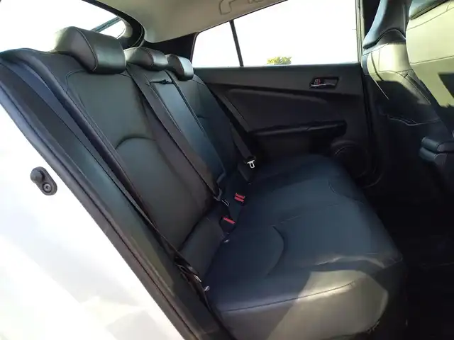 トヨタ プリウス S ツーリングセレクション 福井県 2019(令1)年 4.3万km ホワイトパールクリスタルシャイン アルパインビックX９型メモリナビ（X9Z）/　(フルセグTV/BT/CD/Carplay/HDMI)/黒合皮シート/前席シートヒーター/バックカメラ/前後コーナーセンサー/ACC/社外ドライブレコーダー（前）/純正17インチAW/横滑り防止/トヨタセーフティセンス/　・衝突軽減ブレーキ/　・レーンキープアシスト/　・オートライト/　・オートハイビーム/　・踏み間違い防止/LEDヘッドライト/ISOFIX/ステアスイッチ/チルトステアリング/シートリフター/ウインカーミラー/ドアバイザー/フロアマット/スマートキー