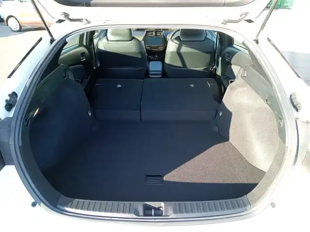 トヨタ プリウス S ツーリングセレクション 福井県 2019(令1)年 4.3万km ホワイトパールクリスタルシャイン アルパインビックX９型メモリナビ（X9Z）/　(フルセグTV/BT/CD/Carplay/HDMI)/黒合皮シート/前席シートヒーター/バックカメラ/前後コーナーセンサー/ACC/社外ドライブレコーダー（前）/純正17インチAW/横滑り防止/トヨタセーフティセンス/　・衝突軽減ブレーキ/　・レーンキープアシスト/　・オートライト/　・オートハイビーム/　・踏み間違い防止/LEDヘッドライト/ISOFIX/ステアスイッチ/チルトステアリング/シートリフター/ウインカーミラー/ドアバイザー/フロアマット/スマートキー