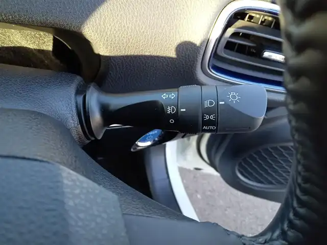 トヨタ プリウス S ツーリングセレクション 福井県 2019(令1)年 4.3万km ホワイトパールクリスタルシャイン アルパインビックX９型メモリナビ（X9Z）/　(フルセグTV/BT/CD/Carplay/HDMI)/黒合皮シート/前席シートヒーター/バックカメラ/前後コーナーセンサー/ACC/社外ドライブレコーダー（前）/純正17インチAW/横滑り防止/トヨタセーフティセンス/　・衝突軽減ブレーキ/　・レーンキープアシスト/　・オートライト/　・オートハイビーム/　・踏み間違い防止/LEDヘッドライト/ISOFIX/ステアスイッチ/チルトステアリング/シートリフター/ウインカーミラー/ドアバイザー/フロアマット/スマートキー