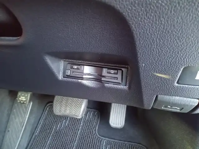 トヨタ プリウス S ツーリングセレクション 福井県 2019(令1)年 4.3万km ホワイトパールクリスタルシャイン アルパインビックX９型メモリナビ（X9Z）/　(フルセグTV/BT/CD/Carplay/HDMI)/黒合皮シート/前席シートヒーター/バックカメラ/前後コーナーセンサー/ACC/社外ドライブレコーダー（前）/純正17インチAW/横滑り防止/トヨタセーフティセンス/　・衝突軽減ブレーキ/　・レーンキープアシスト/　・オートライト/　・オートハイビーム/　・踏み間違い防止/LEDヘッドライト/ISOFIX/ステアスイッチ/チルトステアリング/シートリフター/ウインカーミラー/ドアバイザー/フロアマット/スマートキー