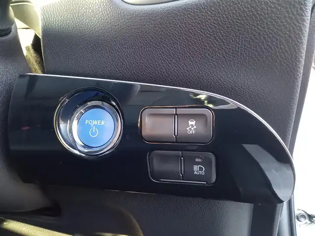 トヨタ プリウス S ツーリングセレクション 福井県 2019(令1)年 4.3万km ホワイトパールクリスタルシャイン アルパインビックX９型メモリナビ（X9Z）/　(フルセグTV/BT/CD/Carplay/HDMI)/黒合皮シート/前席シートヒーター/バックカメラ/前後コーナーセンサー/ACC/社外ドライブレコーダー（前）/純正17インチAW/横滑り防止/トヨタセーフティセンス/　・衝突軽減ブレーキ/　・レーンキープアシスト/　・オートライト/　・オートハイビーム/　・踏み間違い防止/LEDヘッドライト/ISOFIX/ステアスイッチ/チルトステアリング/シートリフター/ウインカーミラー/ドアバイザー/フロアマット/スマートキー