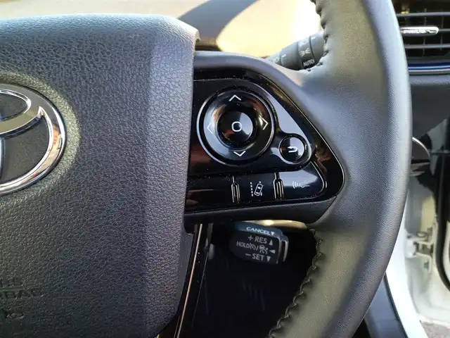 トヨタ プリウス S ツーリングセレクション 福井県 2019(令1)年 4.3万km ホワイトパールクリスタルシャイン アルパインビックX９型メモリナビ（X9Z）/　(フルセグTV/BT/CD/Carplay/HDMI)/黒合皮シート/前席シートヒーター/バックカメラ/前後コーナーセンサー/ACC/社外ドライブレコーダー（前）/純正17インチAW/横滑り防止/トヨタセーフティセンス/　・衝突軽減ブレーキ/　・レーンキープアシスト/　・オートライト/　・オートハイビーム/　・踏み間違い防止/LEDヘッドライト/ISOFIX/ステアスイッチ/チルトステアリング/シートリフター/ウインカーミラー/ドアバイザー/フロアマット/スマートキー