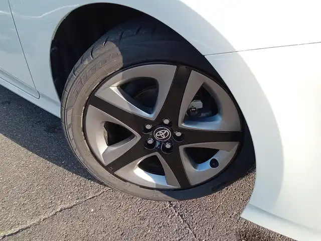 トヨタ プリウス S ツーリングセレクション 福井県 2019(令1)年 4.3万km ホワイトパールクリスタルシャイン アルパインビックX９型メモリナビ（X9Z）/　(フルセグTV/BT/CD/Carplay/HDMI)/黒合皮シート/前席シートヒーター/バックカメラ/前後コーナーセンサー/ACC/社外ドライブレコーダー（前）/純正17インチAW/横滑り防止/トヨタセーフティセンス/　・衝突軽減ブレーキ/　・レーンキープアシスト/　・オートライト/　・オートハイビーム/　・踏み間違い防止/LEDヘッドライト/ISOFIX/ステアスイッチ/チルトステアリング/シートリフター/ウインカーミラー/ドアバイザー/フロアマット/スマートキー