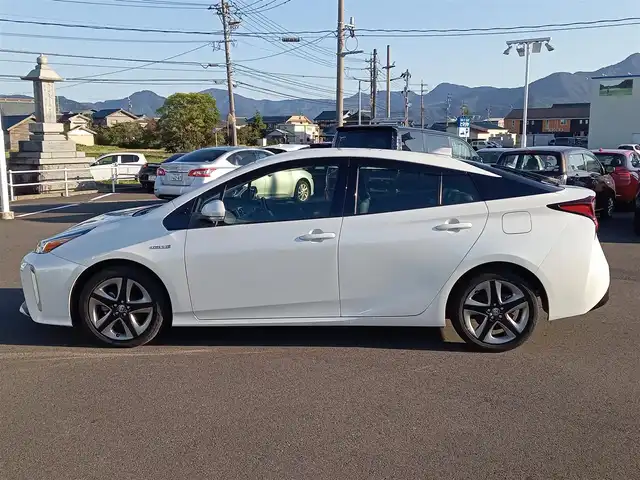 トヨタ プリウス S ツーリングセレクション 福井県 2019(令1)年 4.3万km ホワイトパールクリスタルシャイン アルパインビックX９型メモリナビ（X9Z）/　(フルセグTV/BT/CD/Carplay/HDMI)/黒合皮シート/前席シートヒーター/バックカメラ/前後コーナーセンサー/ACC/社外ドライブレコーダー（前）/純正17インチAW/横滑り防止/トヨタセーフティセンス/　・衝突軽減ブレーキ/　・レーンキープアシスト/　・オートライト/　・オートハイビーム/　・踏み間違い防止/LEDヘッドライト/ISOFIX/ステアスイッチ/チルトステアリング/シートリフター/ウインカーミラー/ドアバイザー/フロアマット/スマートキー