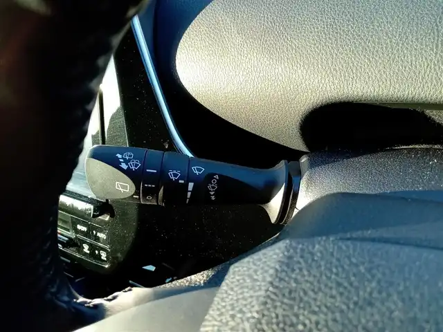 トヨタ プリウス S ツーリングセレクション 福井県 2019(令1)年 4.3万km ホワイトパールクリスタルシャイン アルパインビックX９型メモリナビ（X9Z）/　(フルセグTV/BT/CD/Carplay/HDMI)/黒合皮シート/前席シートヒーター/バックカメラ/前後コーナーセンサー/ACC/社外ドライブレコーダー（前）/純正17インチAW/横滑り防止/トヨタセーフティセンス/　・衝突軽減ブレーキ/　・レーンキープアシスト/　・オートライト/　・オートハイビーム/　・踏み間違い防止/LEDヘッドライト/ISOFIX/ステアスイッチ/チルトステアリング/シートリフター/ウインカーミラー/ドアバイザー/フロアマット/スマートキー