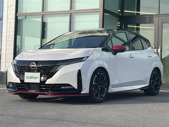 日産 オーラ ニスモ 愛媛県 2022(令4)年 2.2万km ピュアホワイトパール / スーパーブラック 2トーン アラウンドビューモニター/プロパイロット/純正ディスプレイオーディオ/Bluetooth/フルセグTV/ドライブレコーダー/ビルトインETC2.0/ブラインドスポットモニター/衝突被害軽減ブレーキ/レーンキープアシストシステム/前後コーナーセンサー/デジタルインナーミラー/電動パーキングブレーキ/オートホールド/ステアリングリモコン/nisumo専用ハーフレザーシート/置くだけ充電/LEDヘッドライト/オートライト/オートマチックハイビーム/フォグランプ/純正フロアマット/純正17インチアルミホイール/スマートキー/スペアキー１本/プッシュスタート