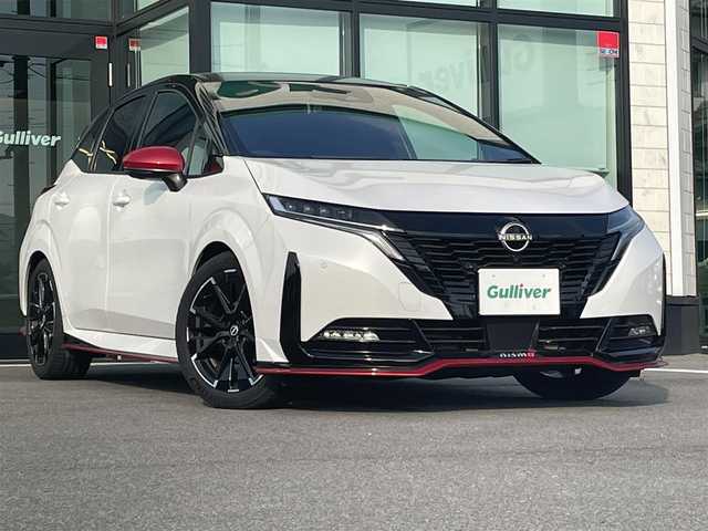 日産 オーラ ニスモ 愛媛県 2022(令4)年 2.2万km ピュアホワイトパール / スーパーブラック 2トーン アラウンドビューモニター/プロパイロット/純正ディスプレイオーディオ/Bluetooth/フルセグTV/ドライブレコーダー/ビルトインETC2.0/ブラインドスポットモニター/衝突被害軽減ブレーキ/レーンキープアシストシステム/前後コーナーセンサー/デジタルインナーミラー/電動パーキングブレーキ/オートホールド/ステアリングリモコン/nisumo専用ハーフレザーシート/置くだけ充電/LEDヘッドライト/オートライト/オートマチックハイビーム/フォグランプ/純正フロアマット/純正17インチアルミホイール/スマートキー/スペアキー１本/プッシュスタート