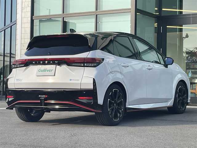 日産 オーラ ニスモ 愛媛県 2022(令4)年 2.2万km ピュアホワイトパール / スーパーブラック 2トーン アラウンドビューモニター/プロパイロット/純正ディスプレイオーディオ/Bluetooth/フルセグTV/ドライブレコーダー/ビルトインETC2.0/ブラインドスポットモニター/衝突被害軽減ブレーキ/レーンキープアシストシステム/前後コーナーセンサー/デジタルインナーミラー/電動パーキングブレーキ/オートホールド/ステアリングリモコン/nisumo専用ハーフレザーシート/置くだけ充電/LEDヘッドライト/オートライト/オートマチックハイビーム/フォグランプ/純正フロアマット/純正17インチアルミホイール/スマートキー/スペアキー１本/プッシュスタート