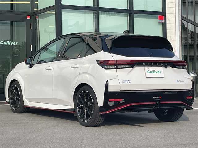 日産 オーラ ニスモ 愛媛県 2022(令4)年 2.2万km ピュアホワイトパール / スーパーブラック 2トーン アラウンドビューモニター/プロパイロット/純正ディスプレイオーディオ/Bluetooth/フルセグTV/ドライブレコーダー/ビルトインETC2.0/ブラインドスポットモニター/衝突被害軽減ブレーキ/レーンキープアシストシステム/前後コーナーセンサー/デジタルインナーミラー/電動パーキングブレーキ/オートホールド/ステアリングリモコン/nisumo専用ハーフレザーシート/置くだけ充電/LEDヘッドライト/オートライト/オートマチックハイビーム/フォグランプ/純正フロアマット/純正17インチアルミホイール/スマートキー/スペアキー１本/プッシュスタート