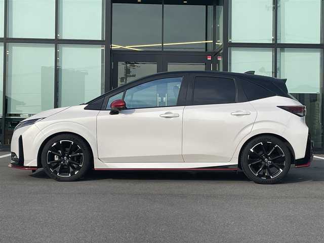 日産 オーラ ニスモ 愛媛県 2022(令4)年 2.2万km ピュアホワイトパール / スーパーブラック 2トーン アラウンドビューモニター/プロパイロット/純正ディスプレイオーディオ/Bluetooth/フルセグTV/ドライブレコーダー/ビルトインETC2.0/ブラインドスポットモニター/衝突被害軽減ブレーキ/レーンキープアシストシステム/前後コーナーセンサー/デジタルインナーミラー/電動パーキングブレーキ/オートホールド/ステアリングリモコン/nisumo専用ハーフレザーシート/置くだけ充電/LEDヘッドライト/オートライト/オートマチックハイビーム/フォグランプ/純正フロアマット/純正17インチアルミホイール/スマートキー/スペアキー１本/プッシュスタート