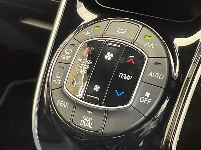 トヨタ ヴォクシー ZS 煌Ⅲ 岩手県 2021(令3)年 9.8万km ホワイトパールクリスタルシャイン ４WD/後席モニター/寒冷地仕様/両側パワースライドドア/クルーズコントロール/レーンアシスト/コーナーセンサー/トヨタセーフティセンス/衝突被害軽減ブレーキ/先行車発進お知らせ機能/エンジンスターター/アイドリングストップ/MT付きAT/９インチ純正ナビ（Bluetooth CD DVD フルセグ）/ETC/横滑り防止装置/オートハイビーム/LEDヘッドライト/フォグランプ/バックカメラ/純正１６インチアルミホイール/3列シート/ウォークスルー